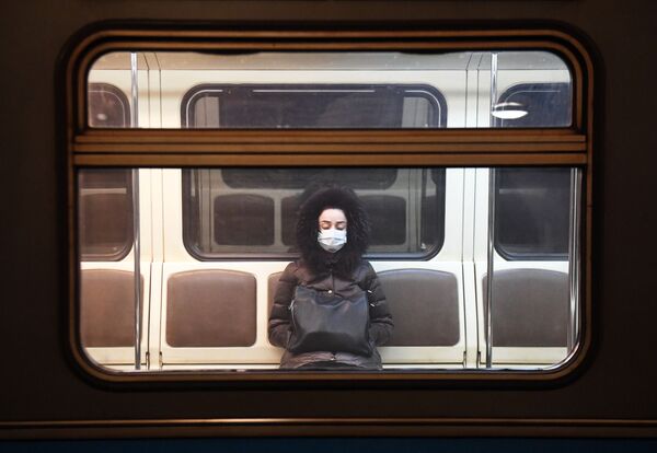 دختری در واگن مترو مسکو در زمان قرنطینه - اسپوتنیک افغانستان  