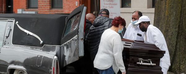 Родные и медперсонал помещают гроб с умершим от коронавируса в катафалк в Бруклинском районе Нью-Йорка Родные и медперсонал помещают гроб с умершим от коронавируса в катафалк в Бруклинском районе Нью-Йорка - اسپوتنیک افغانستان