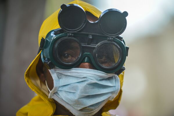 کارمند درمانگاه با ماسک در آدیس آبابا - اسپوتنیک افغانستان  
