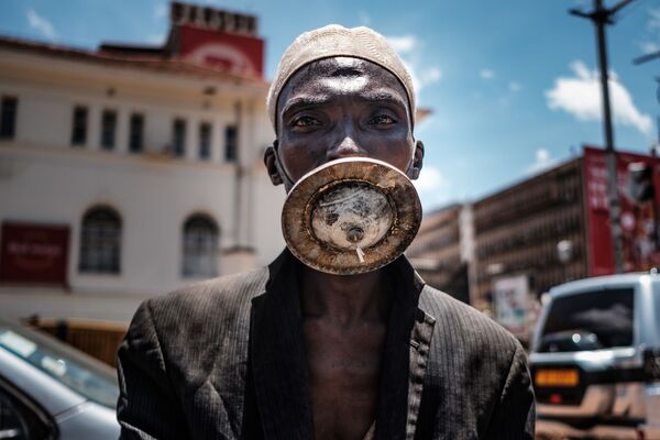 مردی با ماسک در اوگاندا - اسپوتنیک افغانستان  