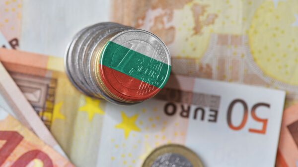 Монета в один евро с флагом Болгарии на фоне банкнот  - اسپوتنیک افغانستان  