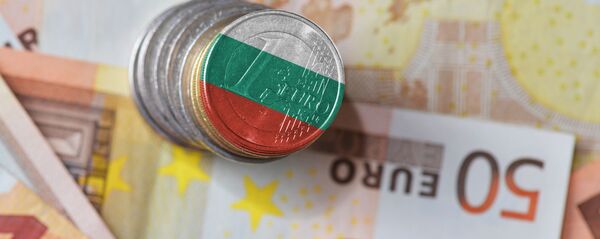 Монета в один евро с флагом Болгарии на фоне банкнот  Монета в один евро с флагом Болгарии на фоне банкнот  - اسپوتنیک افغانستان