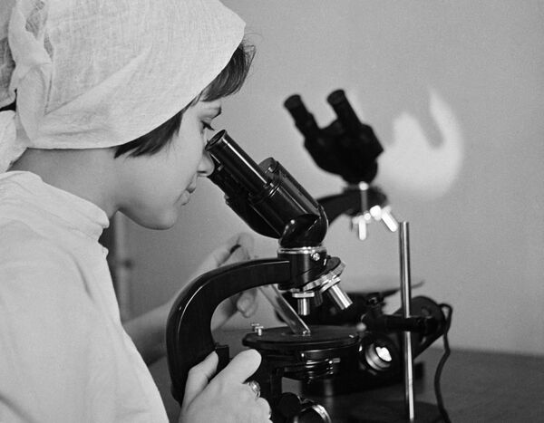 تحقیقات روی واکسن در موسسه تحقیقاتی علمی مچنیکوف در سال 1963 - اسپوتنیک افغانستان  