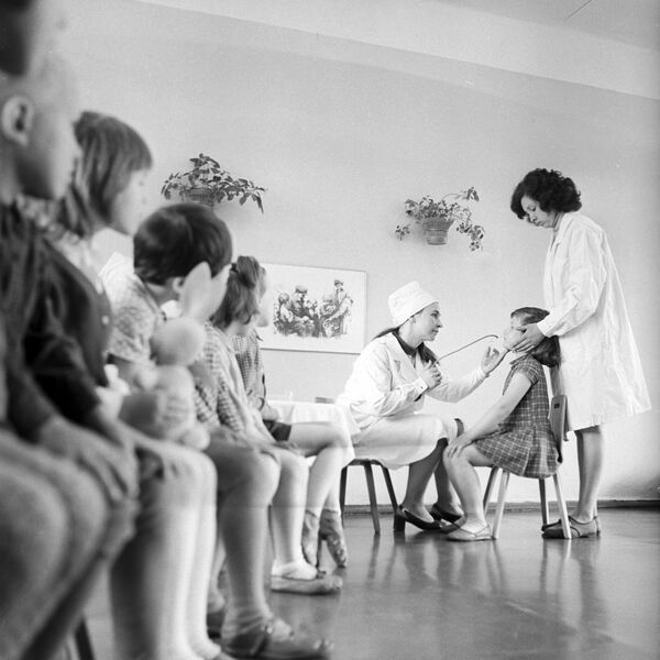 واکسیناسیون ضد آنفولانزا کودکان در کودکستان ها در سال 1972 - اسپوتنیک افغانستان  
