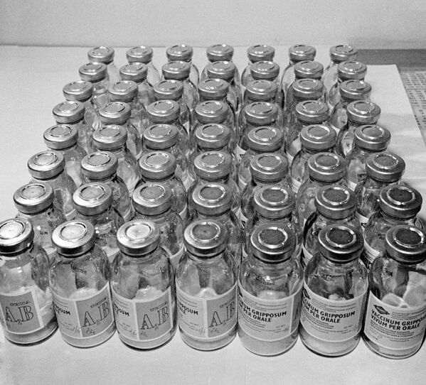 واکسن آماده برای درمان و پیشگیری از آنفولانزا در موسسه تحقیقاتی علمی مسکو در سال 1973 - اسپوتنیک افغانستان  
