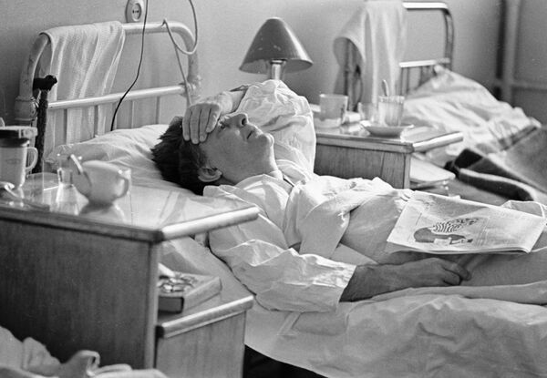فرد بیمار با تب بالا به خاطر بیماری آنفولانزا در بیمارستانی در مسکو در سال 1967 - اسپوتنیک افغانستان  