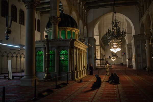 مؤمنان در آرامگاه جان باپتیست در مسجد اموی در دمشق - اسپوتنیک افغانستان  
