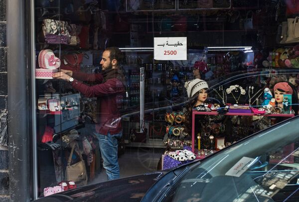 مردی در مغازه  در منطقه باب شرقی در دمشق - اسپوتنیک افغانستان  