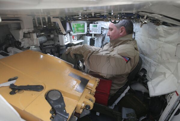 دیمیتری راگوزین معاون صدراعظم  روسیه  در تانک T-90 - اسپوتنیک افغانستان  
