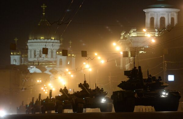 مجموعه از تانک های T-90 در طول تمرین برای مراسم رسم و گذشت در روز پیروزی در مسکو - اسپوتنیک افغانستان  