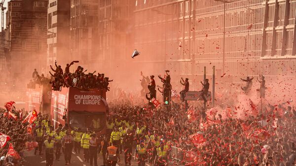 Снимок Liverpool Champions League Victory Parade фотографа Oli Scarff, занявший 3-е место конкурса World Press Photo 2020 в категории Sports - اسپوتنیک افغانستان  