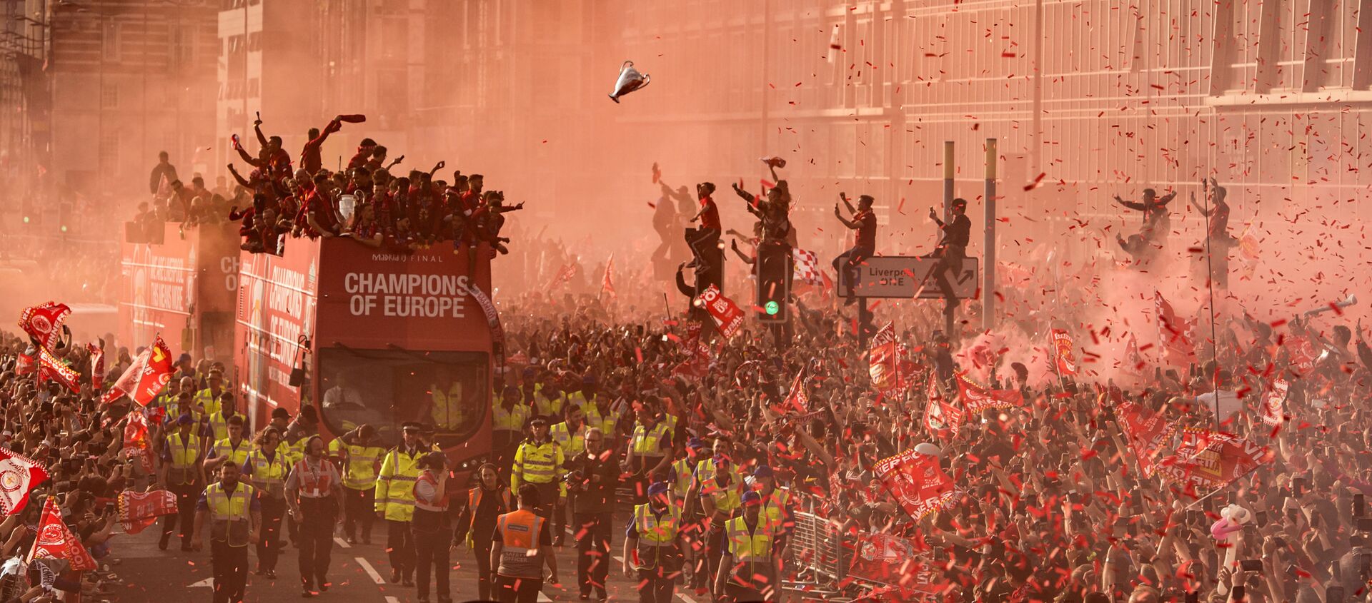 Снимок Liverpool Champions League Victory Parade фотографа Oli Scarff, занявший 3-е место конкурса World Press Photo 2020 в категории Sports - اسپوتنیک افغانستان  , 1920, 14.04.2021