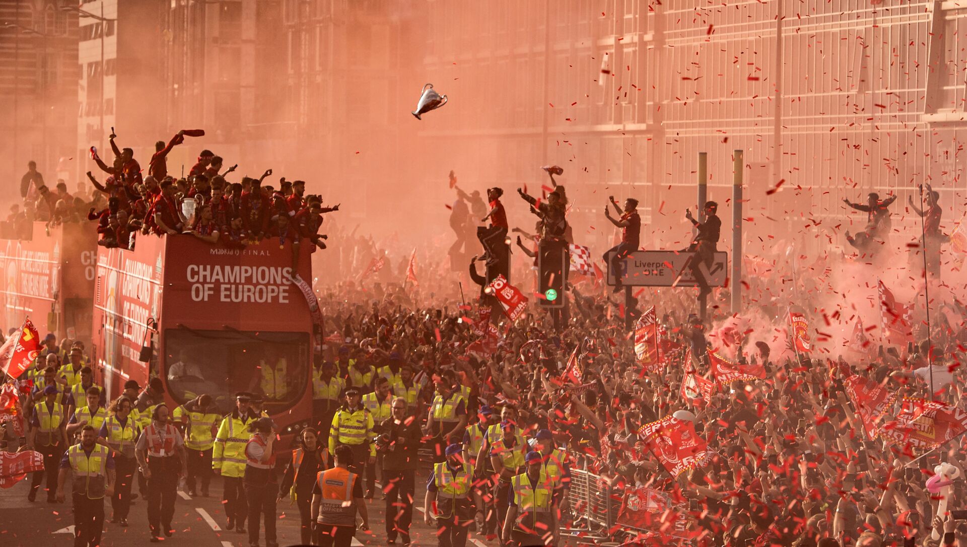 Снимок Liverpool Champions League Victory Parade фотографа Oli Scarff, занявший 3-е место конкурса World Press Photo 2020 в категории Sports - اسپوتنیک افغانستان  , 1920, 14.03.2021