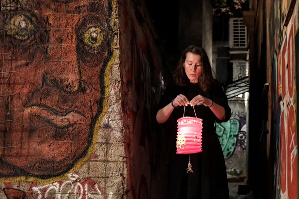 زنی با شمع در آتن - اسپوتنیک افغانستان  