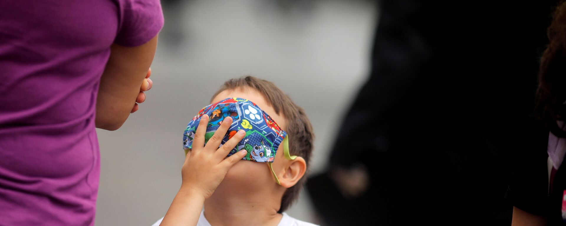 Мальчик в защитной маске у посольства Канады в Лиме, Перу - اسپوتنیک افغانستان  , 1920, 01.02.2022