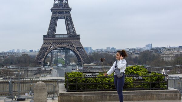Туристка фотографируется на безлюдной площади Трокадеро у Эйфелевой башни в Париже - اسپوتنیک افغانستان  