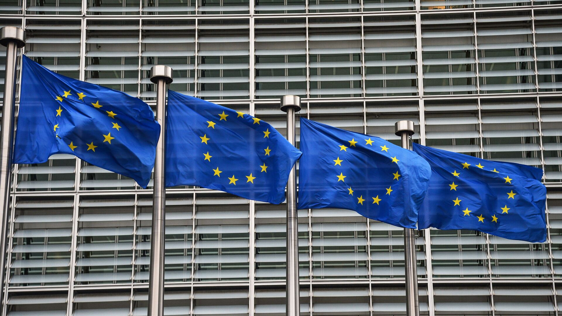 Флаги с символикой Евросоюза у здания Еврокомиссии в Брюсселе - اسپوتنیک افغانستان  , 1920, 05.10.2022