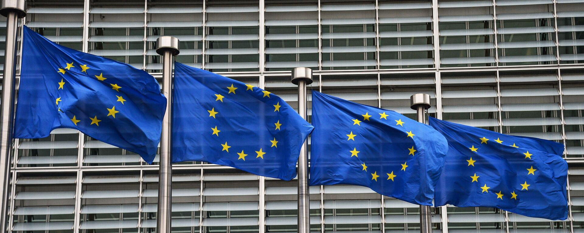 Флаги с символикой Евросоюза у здания Еврокомиссии в Брюсселе - اسپوتنیک افغانستان  , 1920, 24.05.2022