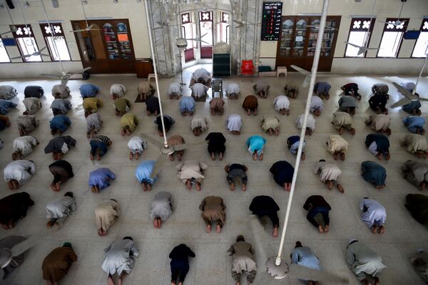   رعایت فاصله اجتماعی در مسجد کراچی - پاکستان - اسپوتنیک افغانستان  