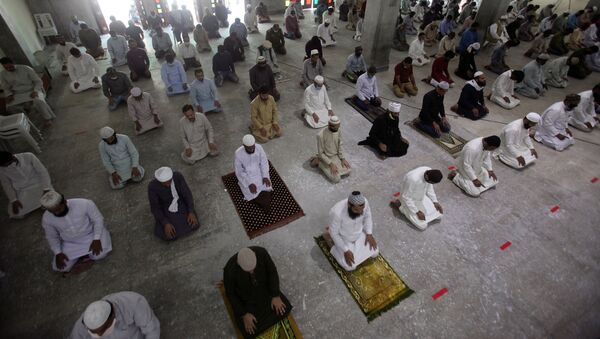 رعایت فاصله نمازگزاران در مسجد کراچی  - اسپوتنیک افغانستان  
