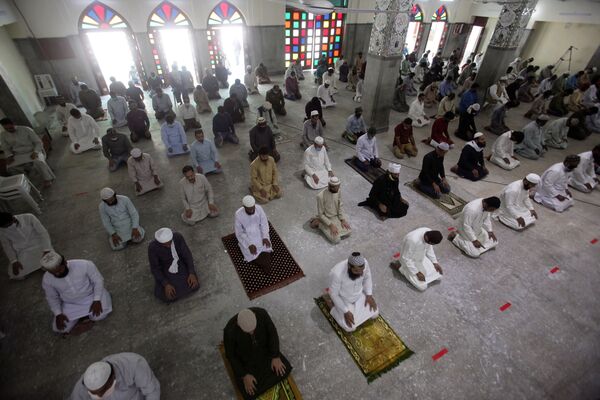 رعایت فاصله نمازگزاران در مسجد کراچی 24 اپریل سال 2020 - اسپوتنیک افغانستان  