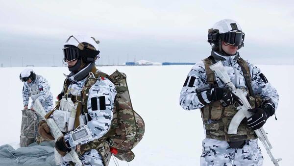 فرود نیروهای هوابرد روسیه از ارتفاع 10 کیلومتری در قطب شمال + ویدیو - اسپوتنیک افغانستان  
