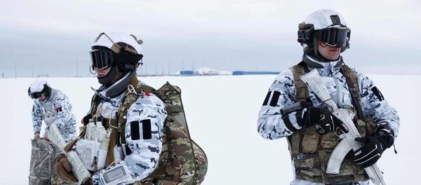 فرود نیروهای هوابرد روسیه از ارتفاع 10 کیلومتری در قطب شمال + ویدیو فرود نیروهای هوابرد روسیه از ارتفاع 10 کیلومتری در قطب شمال + ویدیو - اسپوتنیک افغانستان