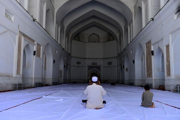 اولین روزهای ماه مبارک رمضان در مسجد جامع هرات - افغانستان.
 - اسپوتنیک افغانستان  