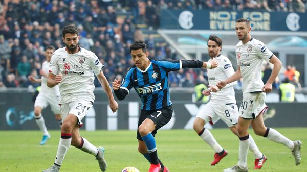 Inter Milan's Alexis Sanchez in action with Cagliari's Paolo Farago - اسپوتنیک افغانستان  