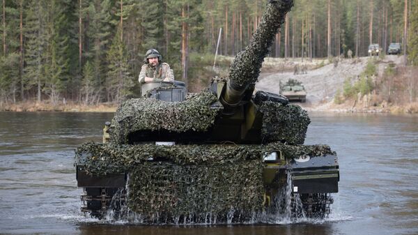 Датский танк Leopard 2 форсирует реку во время совместных учений войск НАТО Trident Juncture 2018 (Единый трезубец) в Норвегии - اسپوتنیک افغانستان  