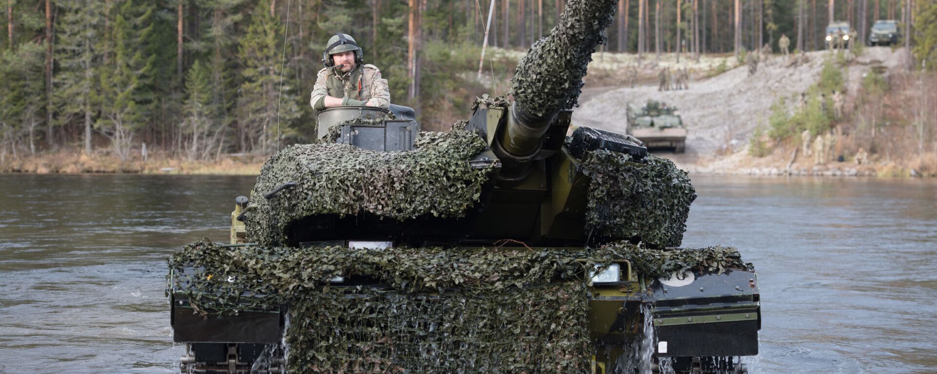 Датский танк Leopard 2 форсирует реку во время совместных учений войск НАТО Trident Juncture 2018 (Единый трезубец) в Норвегии - اسپوتنیک افغانستان  , 1920, 25.01.2023