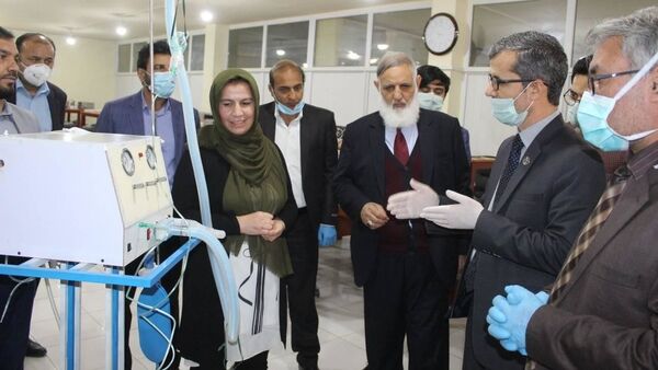 دانشگاه طبی کابل (ابو علی ابن سینا) دستگاه تنفس مصنوعی ساخت  - اسپوتنیک افغانستان  