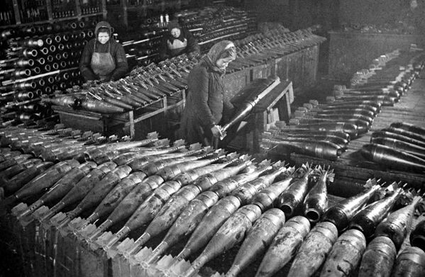 زنان در حال ساخت ماین در کارخانه ای در مسکو - سال 1942
 - اسپوتنیک افغانستان  