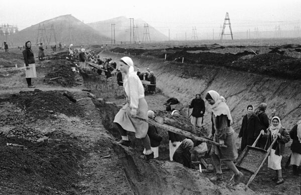 حفر گودال های ضد تانک توسط زنان در منطقه دنباس - سال 1941
 - اسپوتنیک افغانستان  