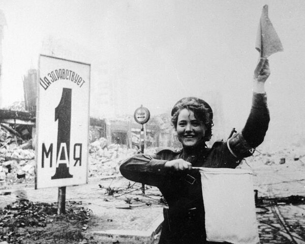 ماریا شالنوا بانوی نظامی اتحادیه جماهیر شوروی در برلین
 - اسپوتنیک افغانستان  