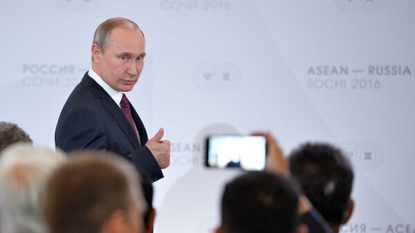  Владимир Путин на встрече глав делегаций-участников саммита Россия — АСЕАН в Сочи, 2016 год - اسپوتنیک افغانستان  