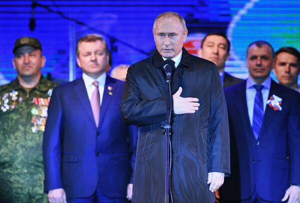 شرکت رئیس‌جمهور پوتین در کنسرتی به مناسبت پنجمین سالگرد الحاق کریمه در سیمفروپل
 - اسپوتنیک افغانستان  