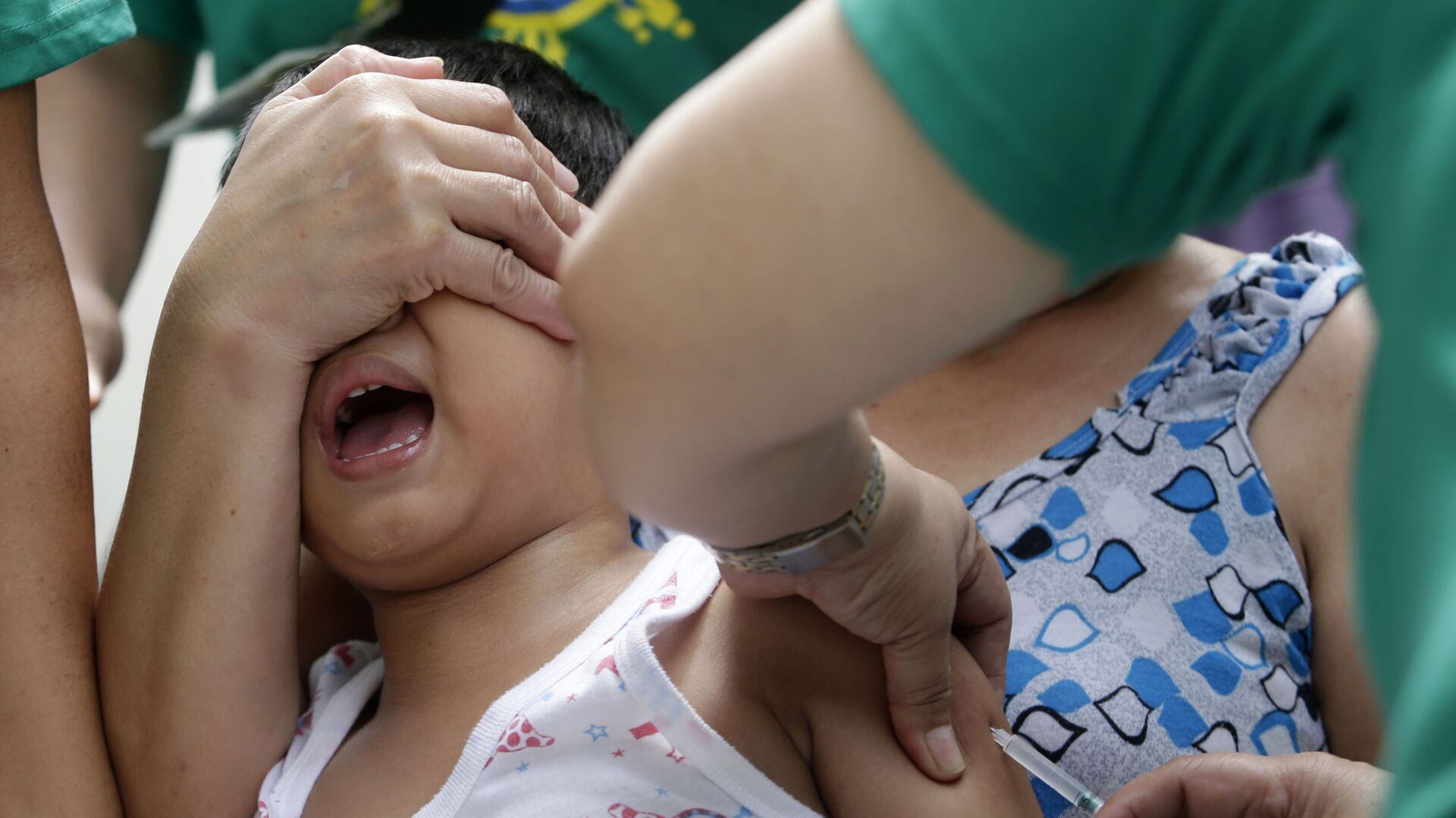 A local health worker administers a vaccine at a local health center at the financial district of Makati, east of Manila, Philippines, Friday, Sept. 12, 2014. - اسپوتنیک افغانستان  , 1920, 13.12.2021