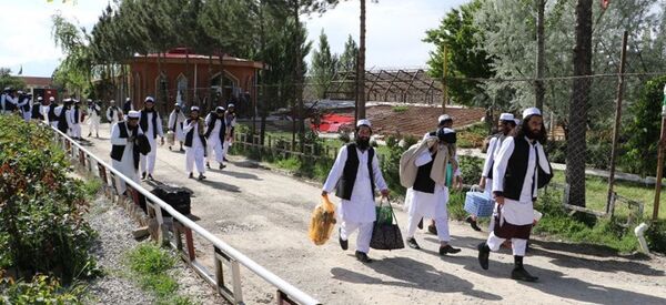 حکومت افغانستان امروز صد زندانی طالبان را از زندان بگرام رها کرد حکومت افغانستان امروز صد زندانی طالبان را از زندان بگرام رها کرد - اسپوتنیک افغانستان