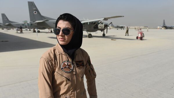 وزارت دفاع افغانستان از امریکا خواسته است که به خلبان زن افغانی پناهندگی ندهد - اسپوتنیک افغانستان  
