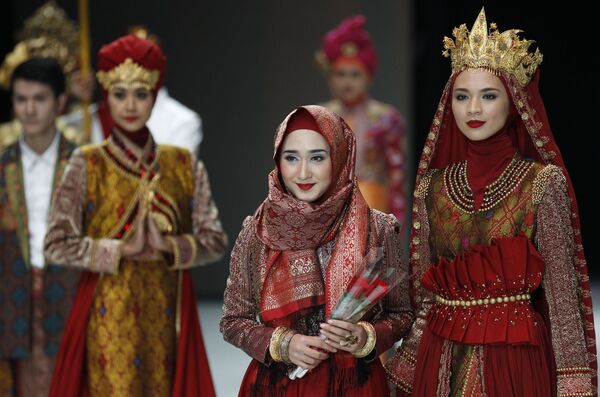 دیان پلانگی- طراح لباس  از اندونیزیا - اسپوتنیک افغانستان  