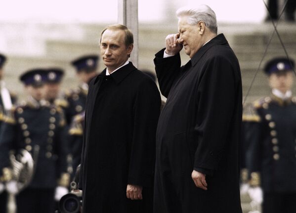 بوریس یلسین ، نخستین رئيس جمهور روسیه و ولادیمیر پوتین در مراسم تحلیف ولادیمیر پوتین در سال ۲۰۰۰ - اسپوتنیک افغانستان  
