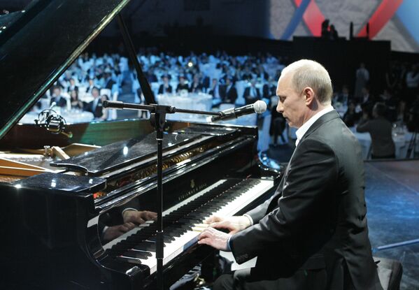 ولادیمیر پوتین در جریان نواختن پیانو در کنسرت خیریه در قصر یخی سنت‌پیترزبورگ - اسپوتنیک افغانستان  