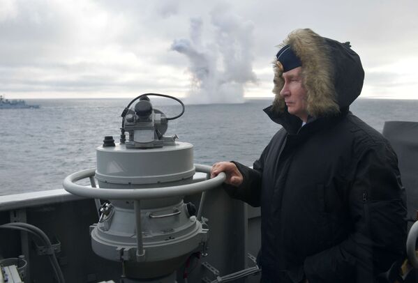 ولادیمیر پوتین در حال تماشای تمرینات نیروهای بحری روسیه، سال ۲۰۲۰ - اسپوتنیک افغانستان  