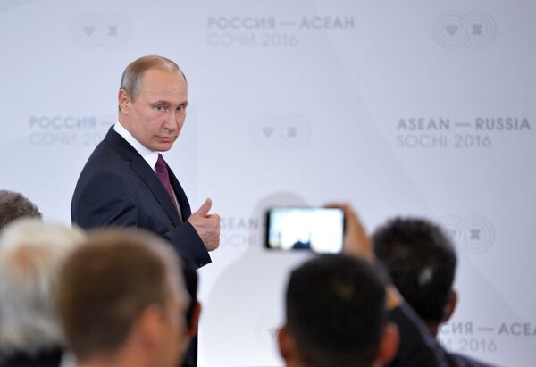 ولادیمیر پوتین در جریان دیدار سران هیآت اشتراک‌کننده نشست روسیه - آسیان در شهر سوچی روسیه، سال ۲۰۱۶ - اسپوتنیک افغانستان  