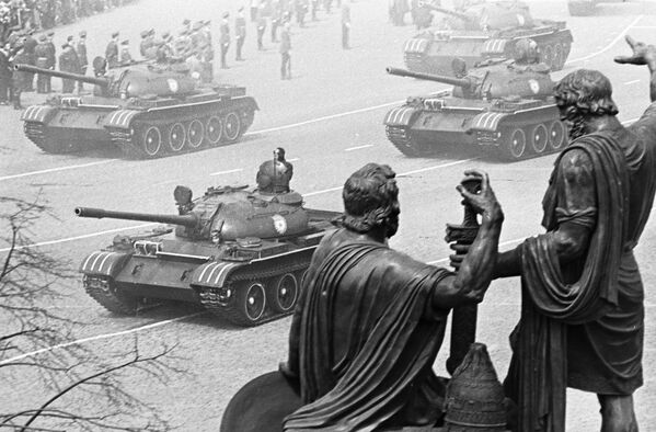 ستون تانک های نظامی در امتداد میدان سرخ در مراسم رژه بیستمین سالگرد پیروزی بر آلمان نازی - اسپوتنیک افغانستان  