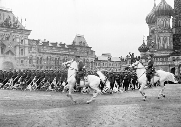 رژه در میدان سرخ مسکو در 24 جون سال 1945 - اسپوتنیک افغانستان  