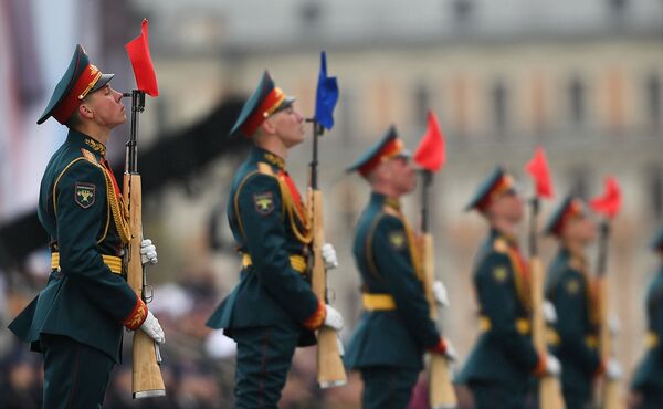 سربازان گارد ریاست جمهوری در رژه نظامی در میدان سرخ مسکو - اسپوتنیک افغانستان  