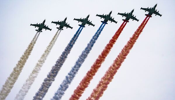 گزارش تصویری از رژه هوایی به مناسبت «روز پیروزی» در مسکو  - اسپوتنیک افغانستان  