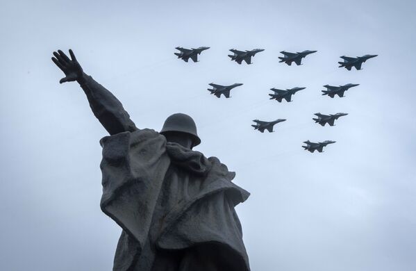 گزارش تصویری از رژه هوایی به مناسبت «روز پیروزی» در مسکو  - اسپوتنیک افغانستان  